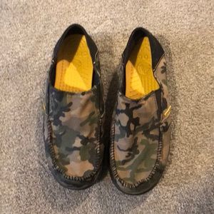 Never worn, casual crocs shoes